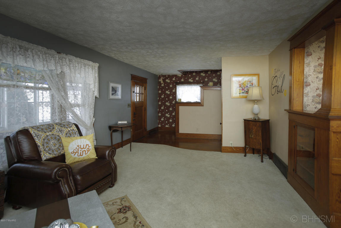 531 10th, Plainwell, MI 49080 photo 4