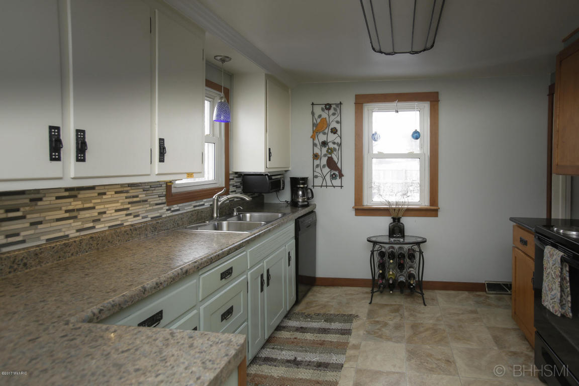 531 10th, Plainwell, MI 49080 photo 5