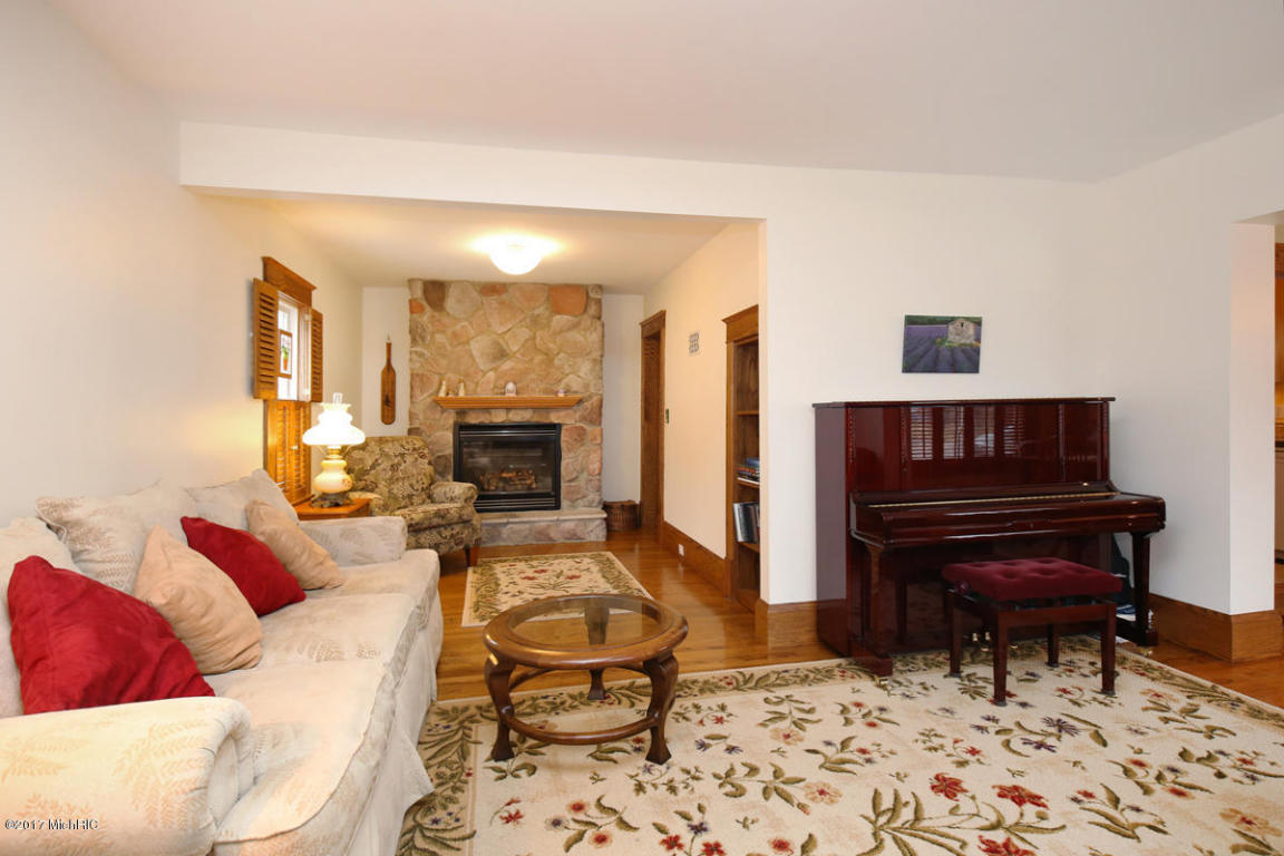 210 Wilson St, Belding, MI 48809 photo 5