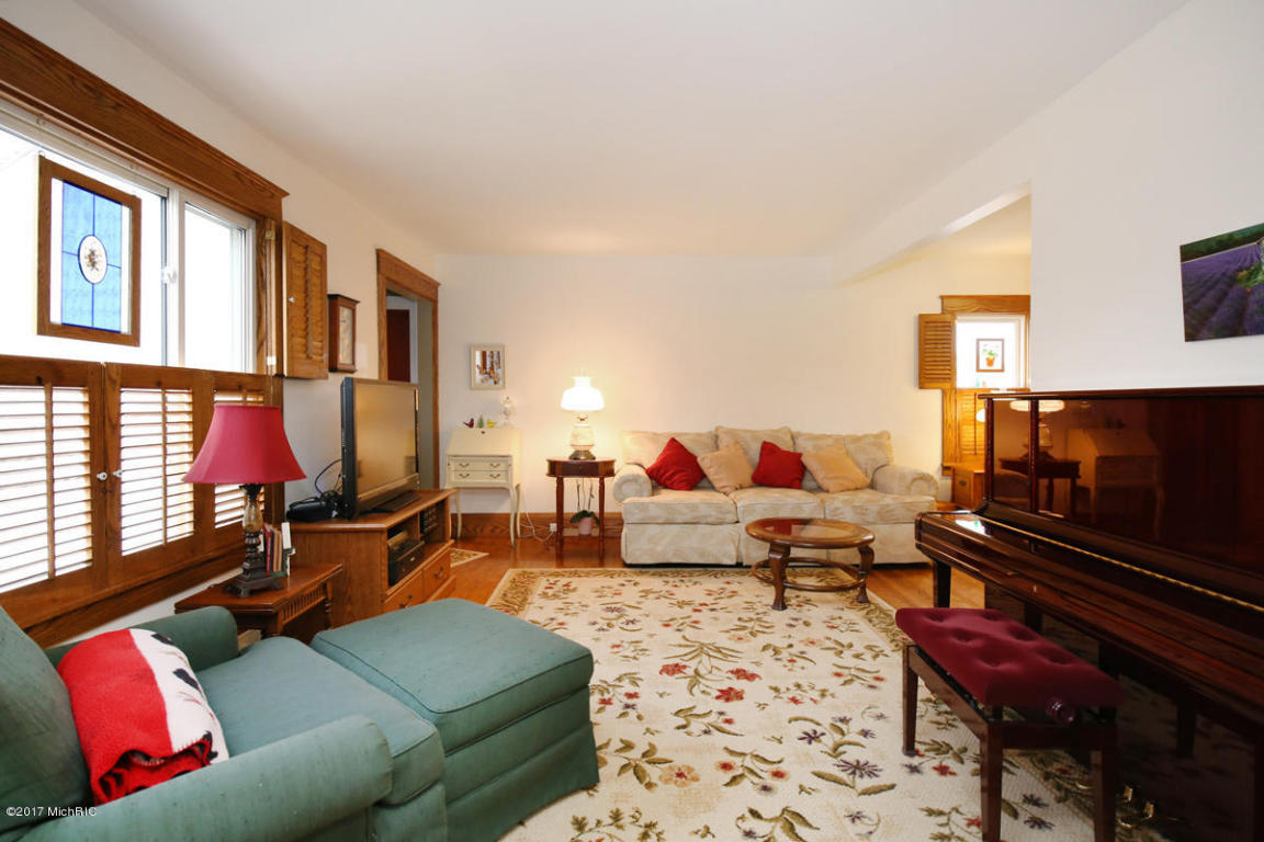 210 Wilson St, Belding, MI 48809 photo 4