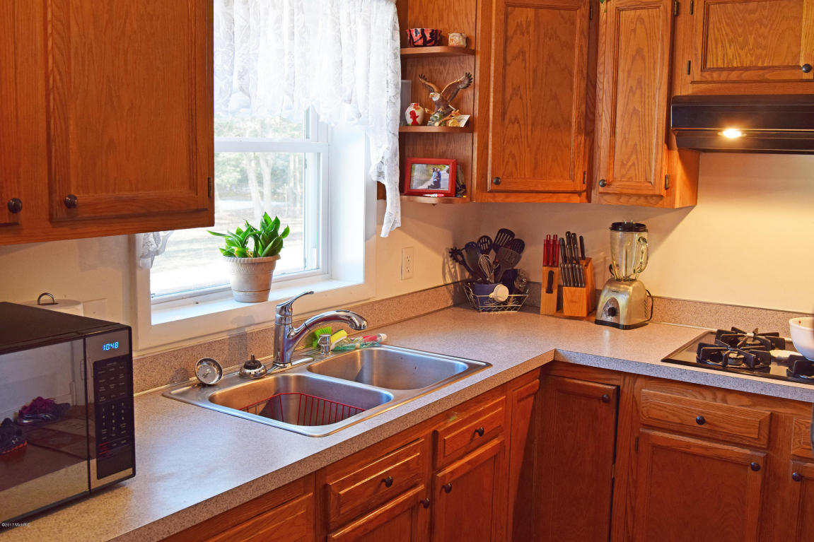 2691 E 40th, White Cloud, MI 49349 photo 4