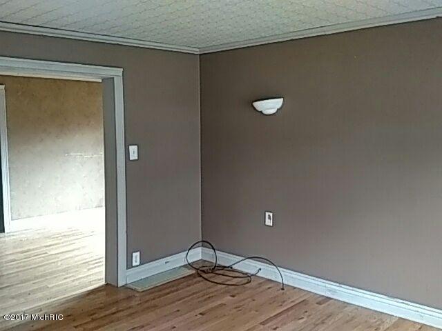 226 N Silverleaf St, Gladwin, MI 48624 photo 9