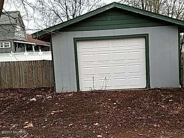 226 N Silverleaf St, Gladwin, MI 48624 photo 5