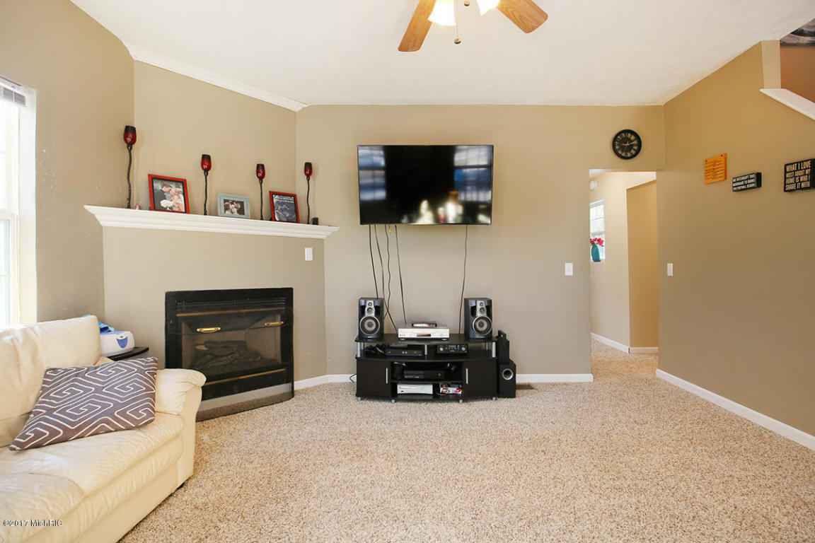 415 E Division St, Belding, MI 48809 photo 9