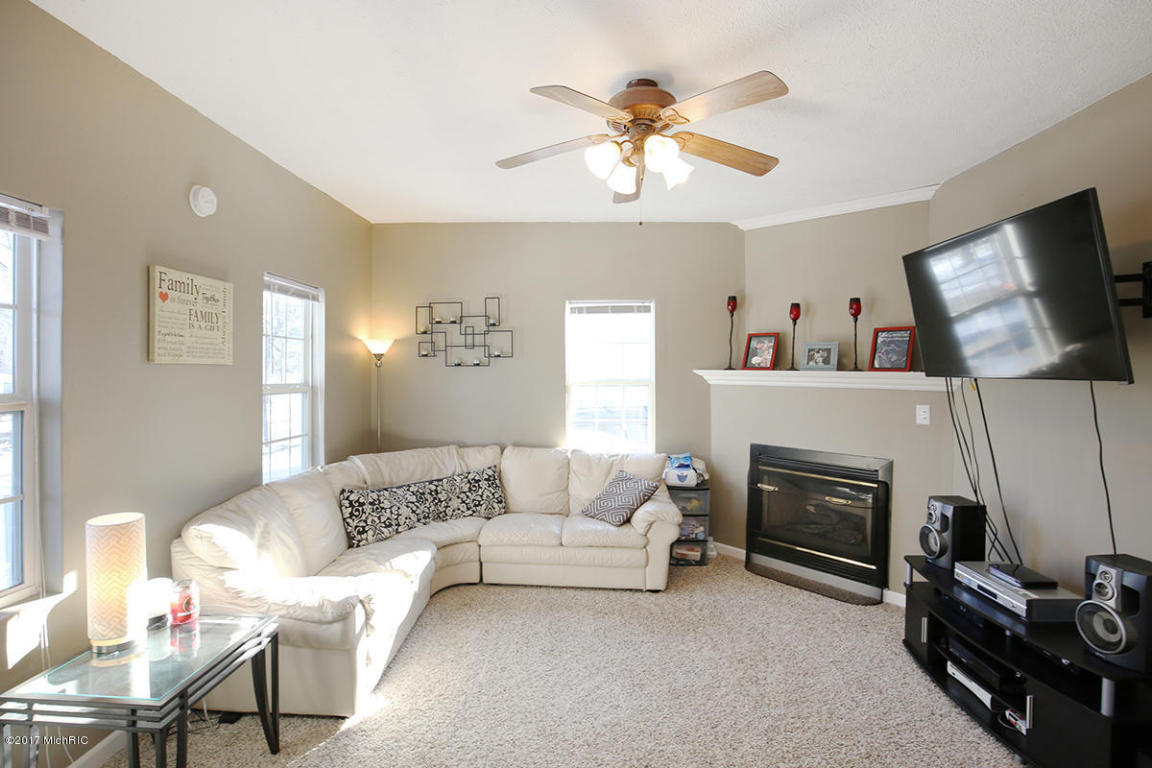 415 E Division St, Belding, MI 48809 photo 6