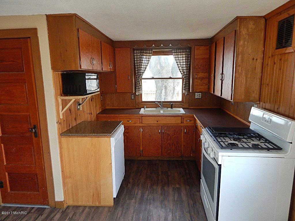 104 E State St, Grant, MI 49327 photo 22