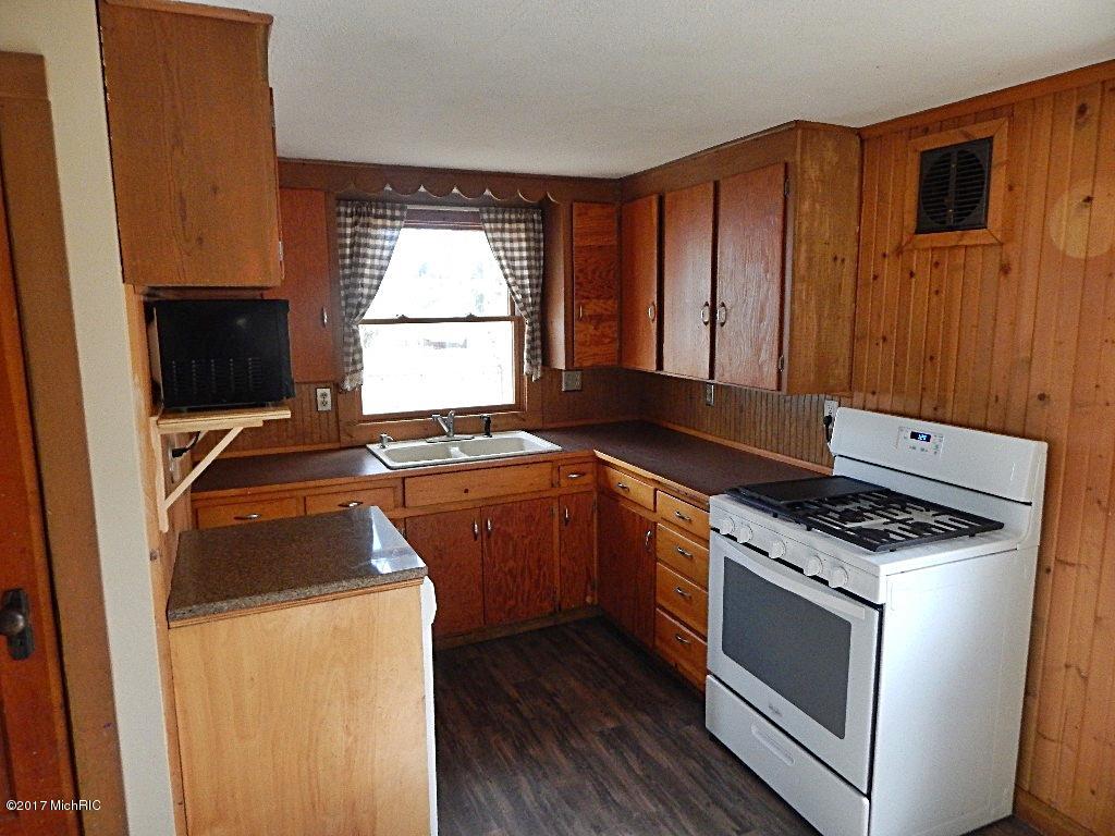 104 E State St, Grant, MI 49327 photo 23