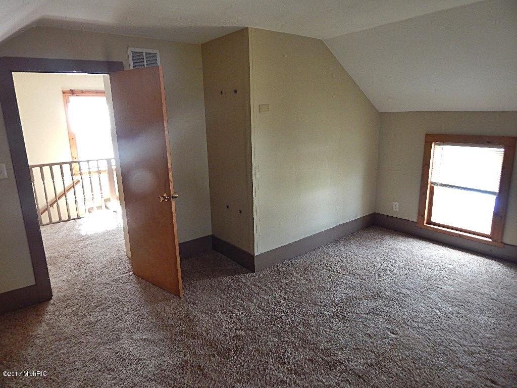 104 E State St, Grant, MI 49327 photo 33