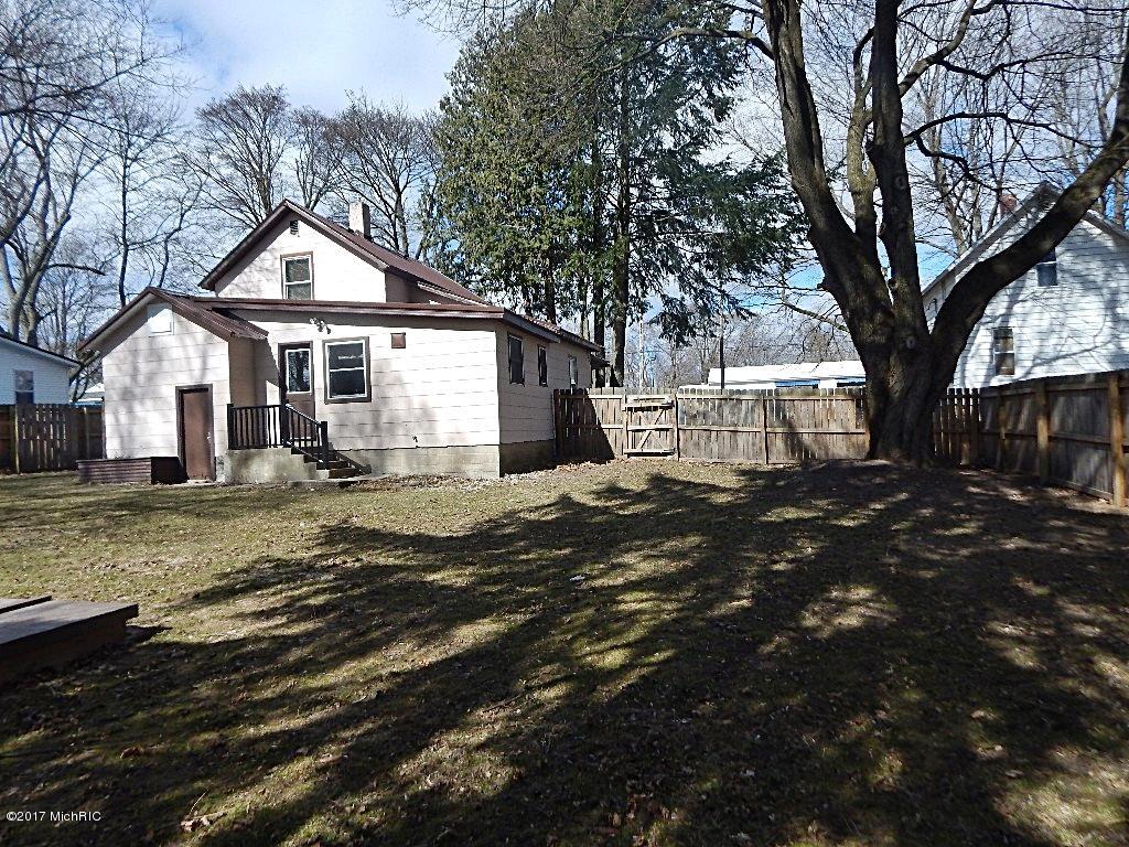 104 E State St, Grant, MI 49327 photo 8