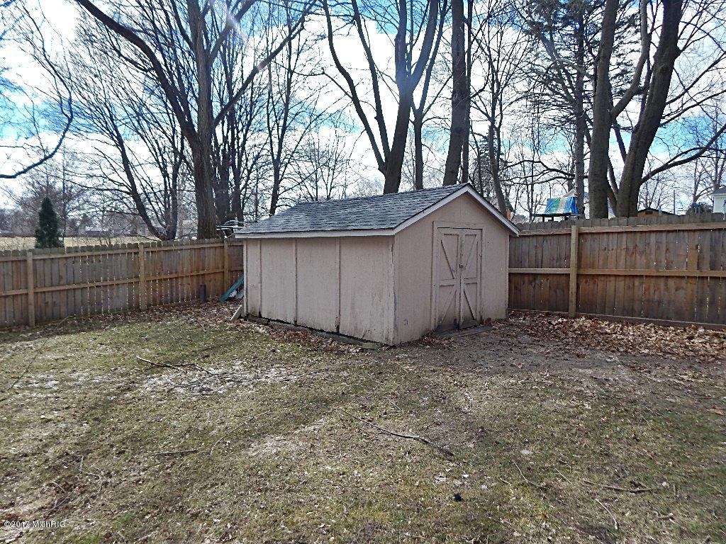 104 E State St, Grant, MI 49327 photo 11