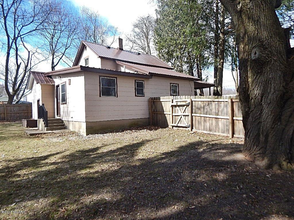 104 E State St, Grant, MI 49327 photo 9