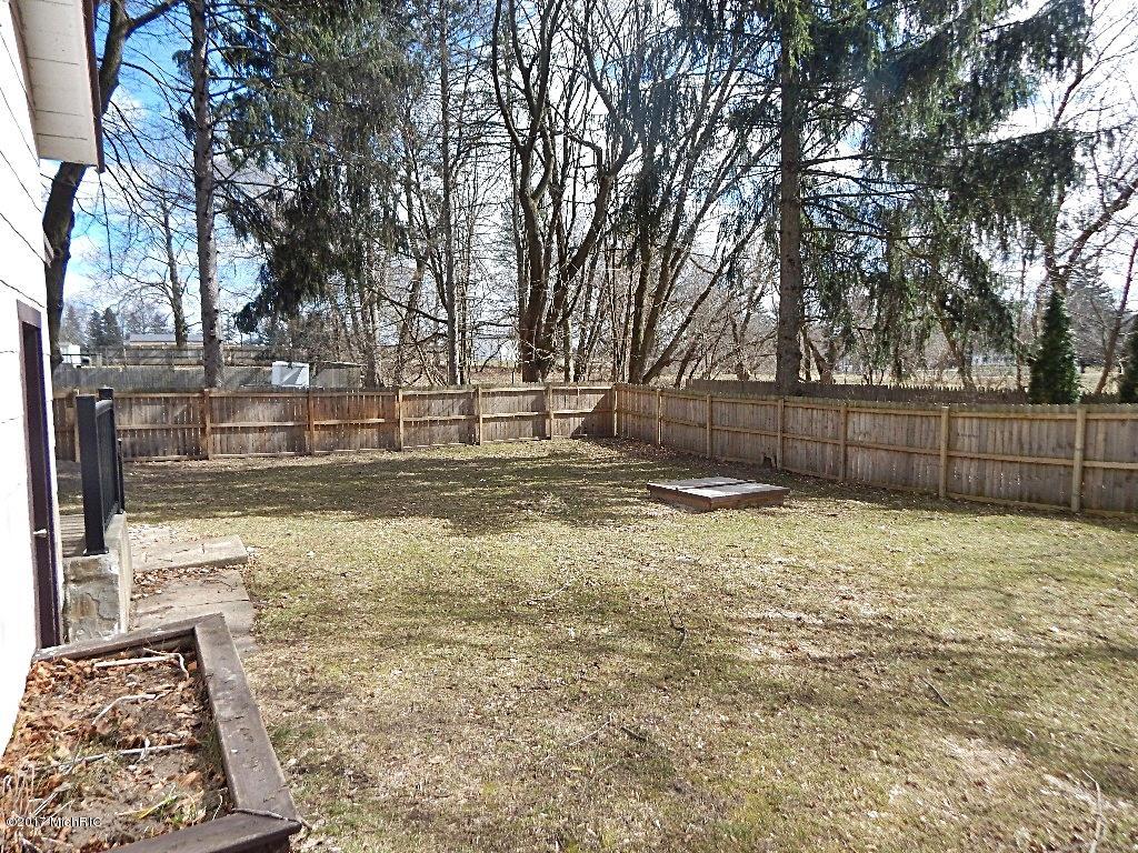 104 E State St, Grant, MI 49327 photo 10