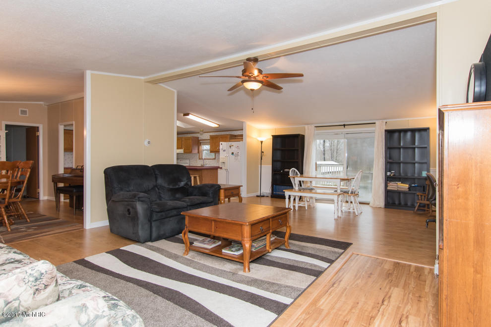 944 9th St, Plainwell, MI 49080 photo 4