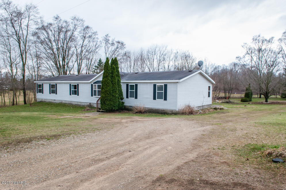 944 9th St, Plainwell, MI 49080 photo 3