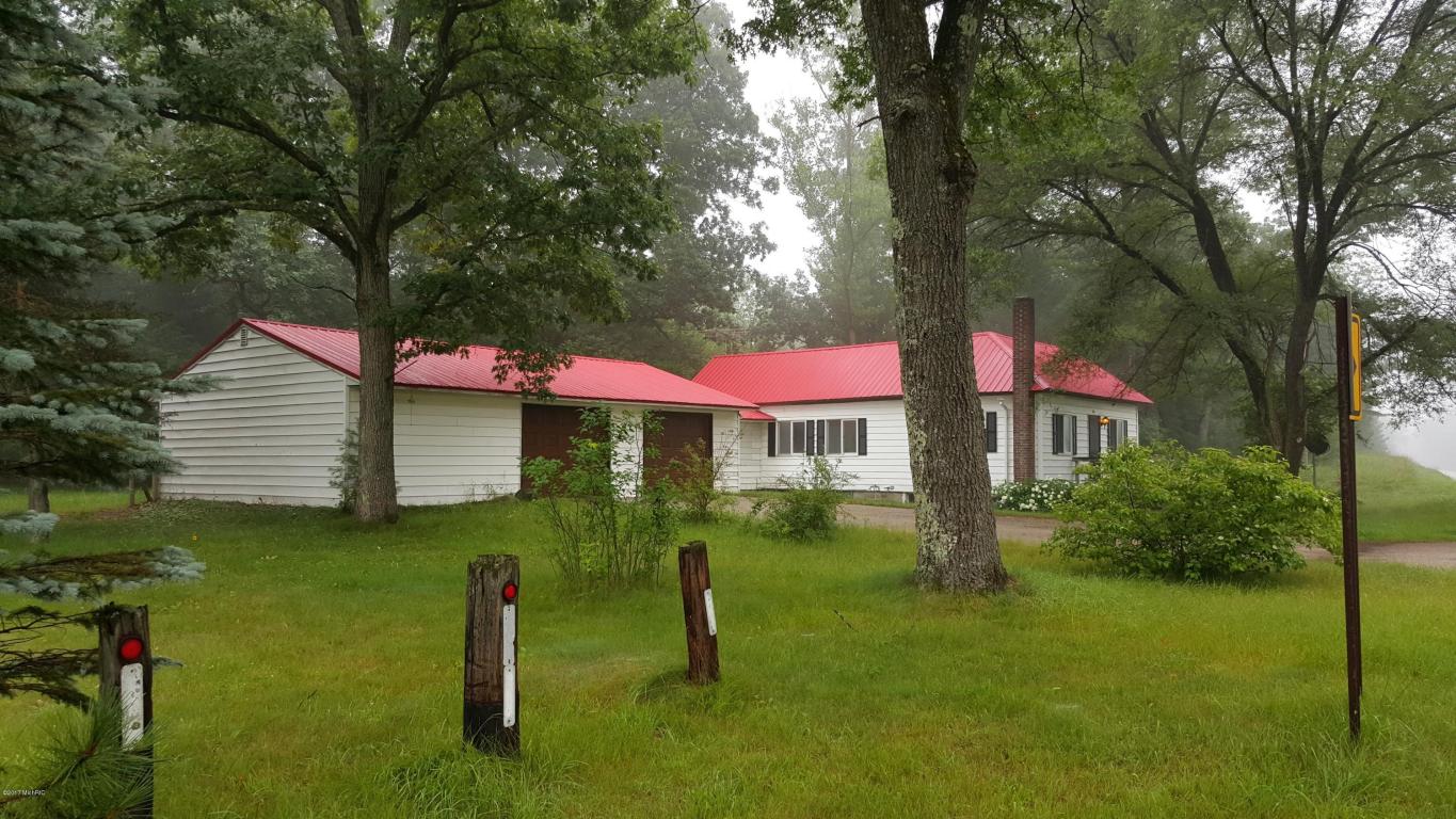 3214 S Walnut Ave, White Cloud, MI 49349 photo 2
