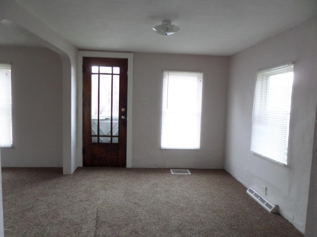 112 W Smith St, Buchanan, MI 49107 photo 2