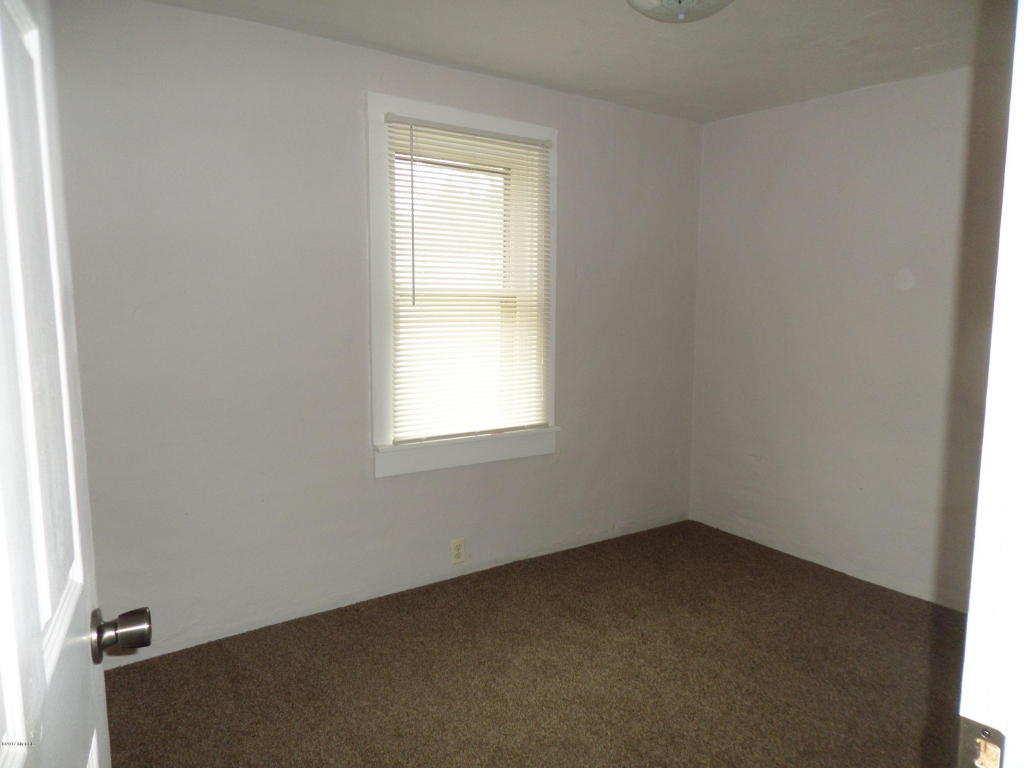 112 W Smith St, Buchanan, MI 49107 photo 6