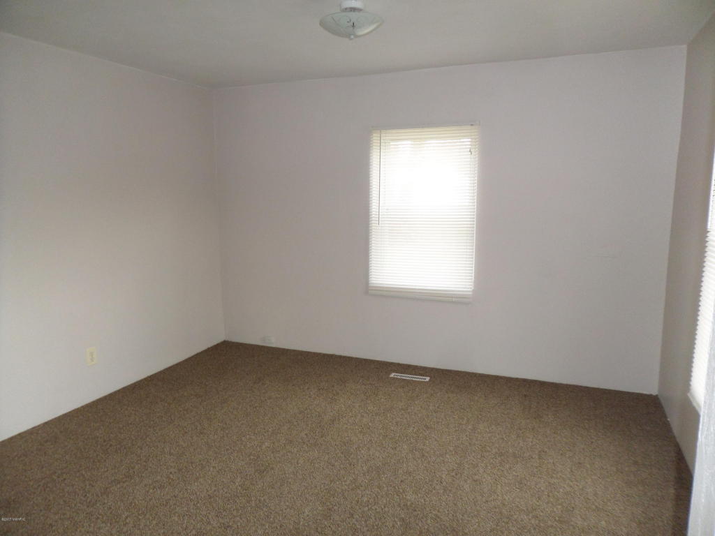 112 W Smith St, Buchanan, MI 49107 photo 4