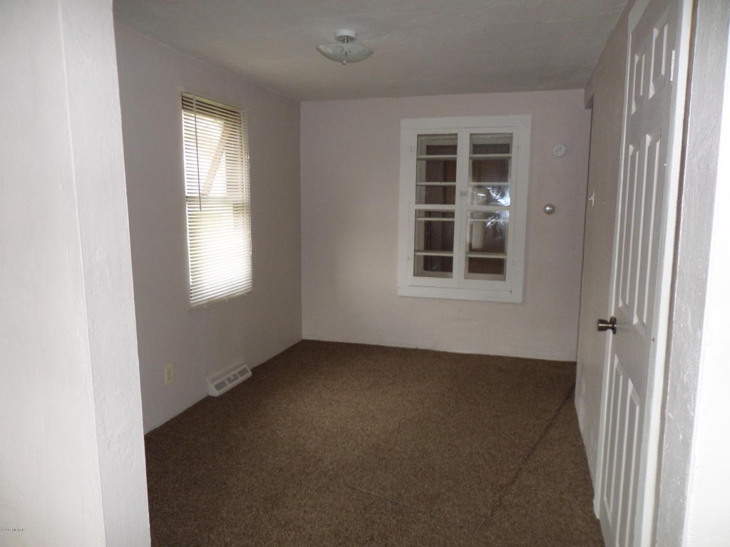 112 W Smith St, Buchanan, MI 49107 photo 5