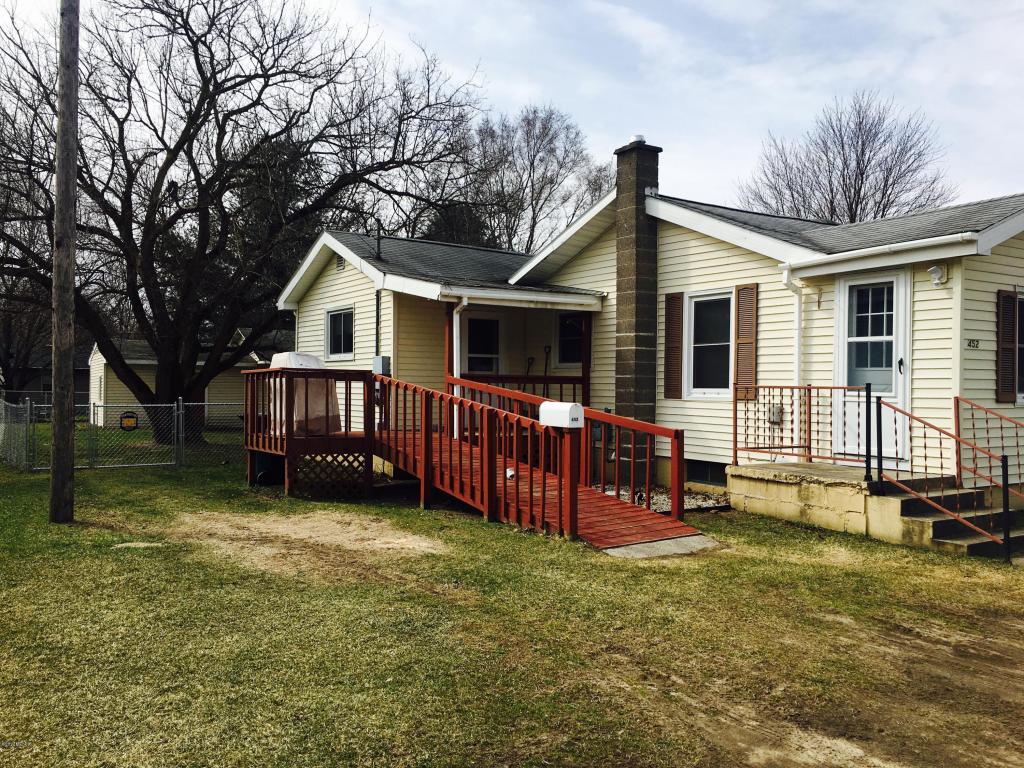 452 E Gardner St, Sparta, MI 49345 photo 2