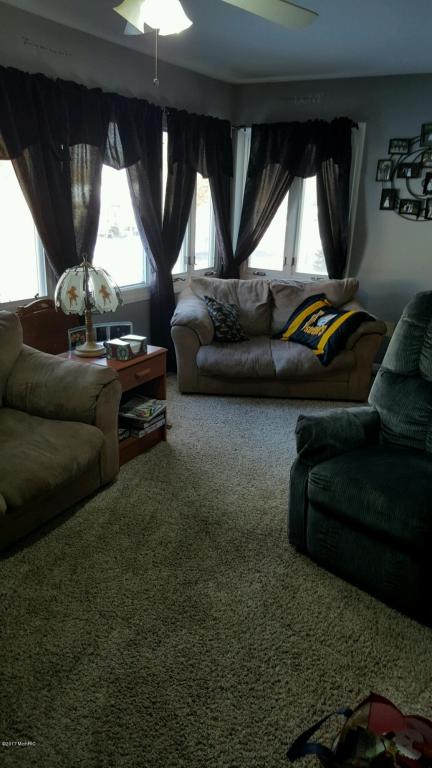 402 Floral, Belding, MI 48809 photo 2