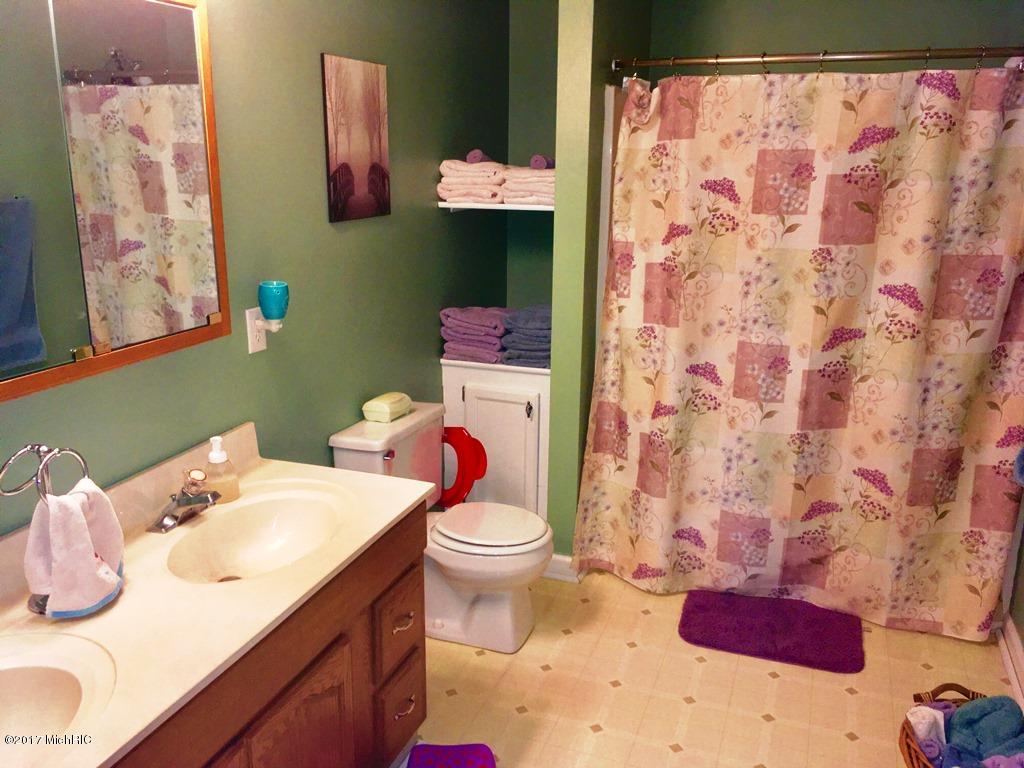 105 N Front St, Grant, MI 49327 photo 27