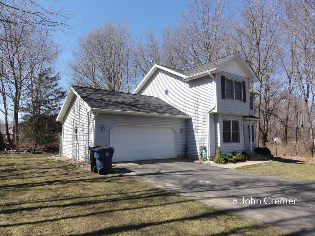 606 11th St, Plainwell, MI 49080 photo 2
