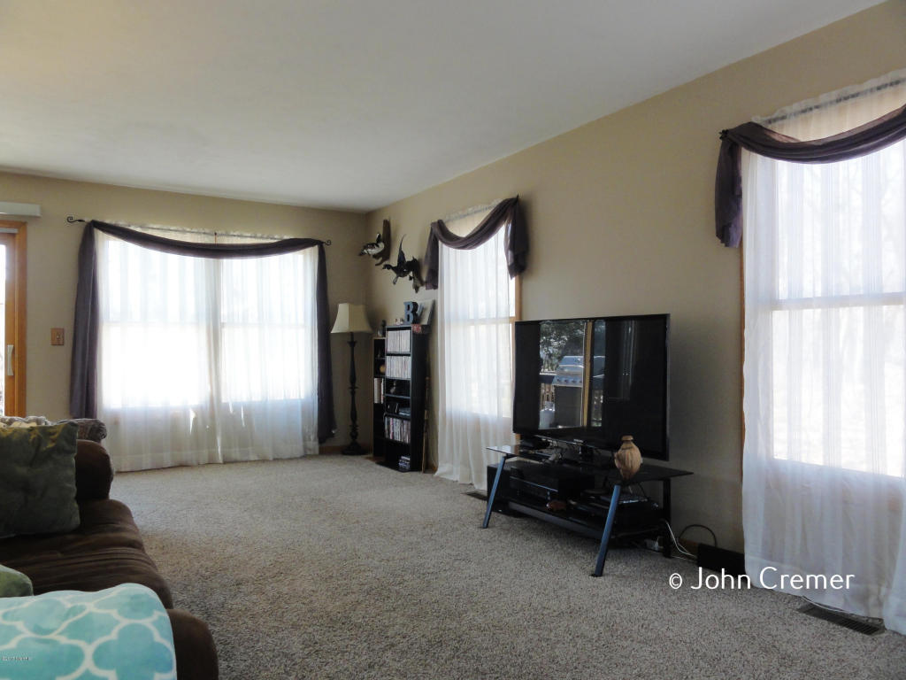 606 11th St, Plainwell, MI 49080 photo 4