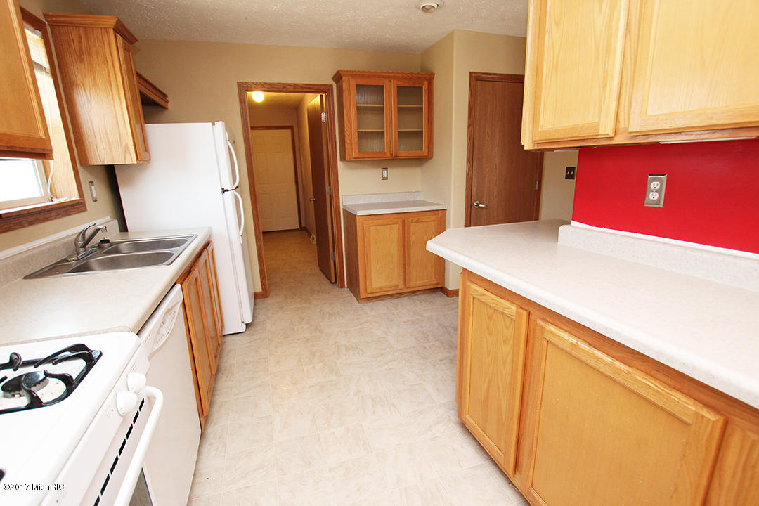 97 E Jefferson, Newaygo, MI 49337 photo 2