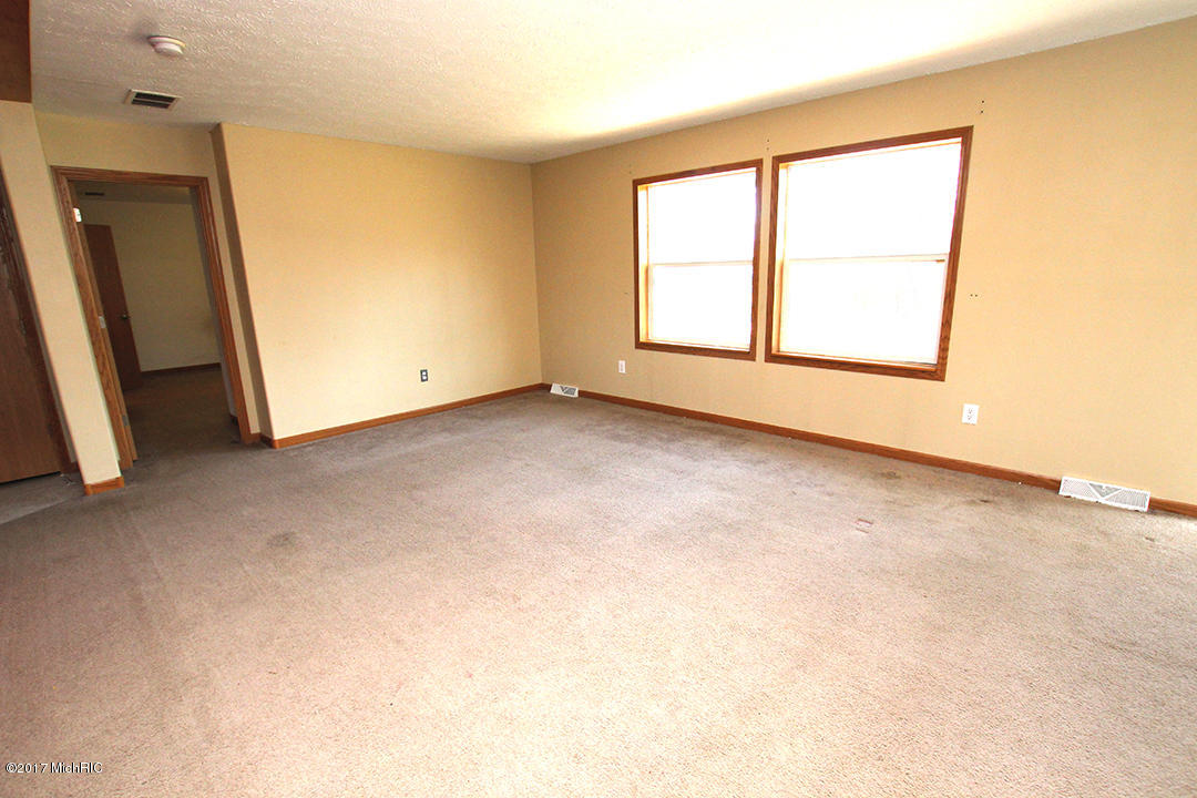 97 E Jefferson, Newaygo, MI 49337 photo 4