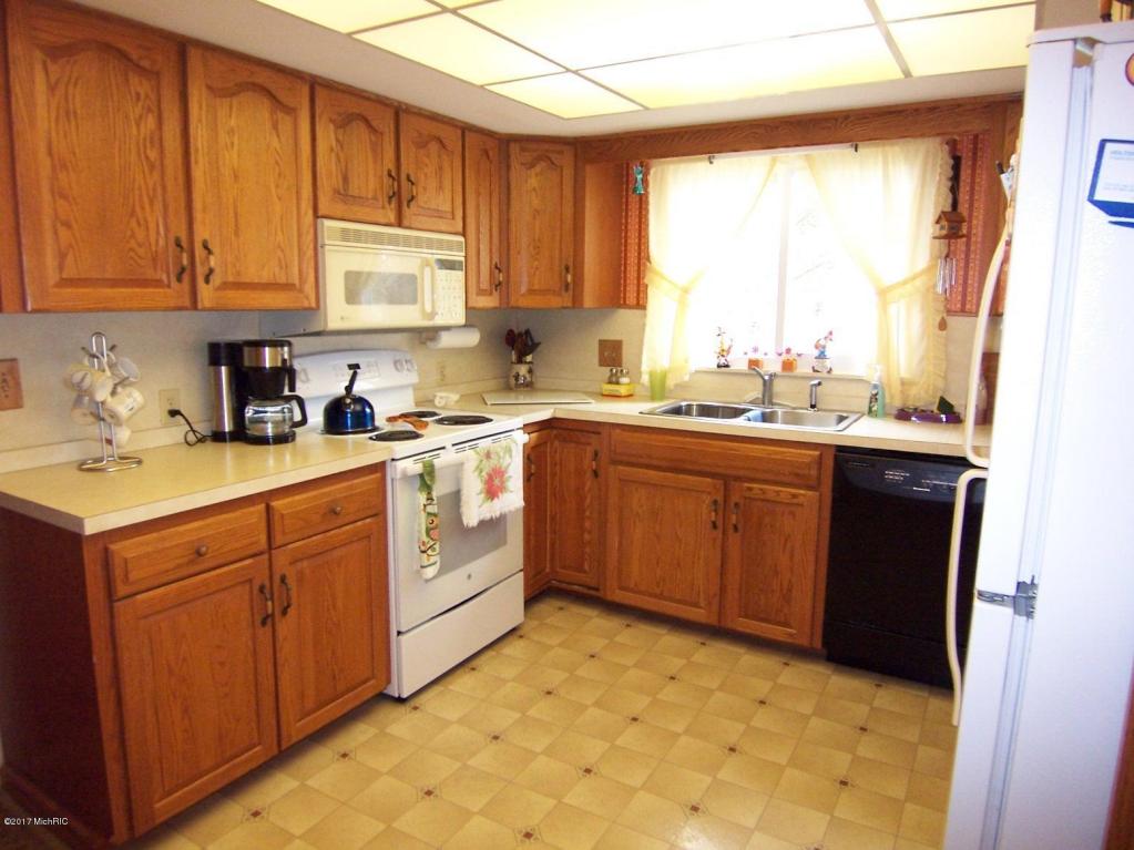 520 N Cedar St, Evart, MI 49631 photo 2