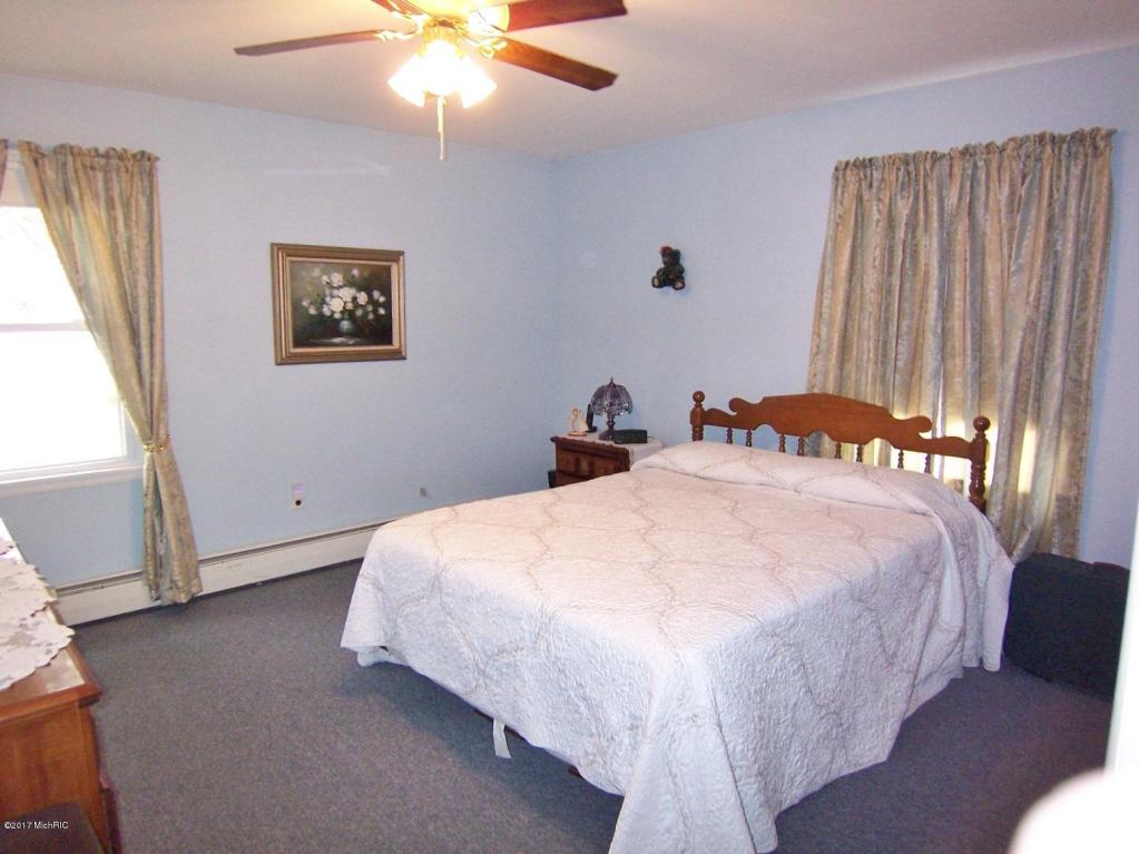 520 N Cedar St, Evart, MI 49631 photo 9