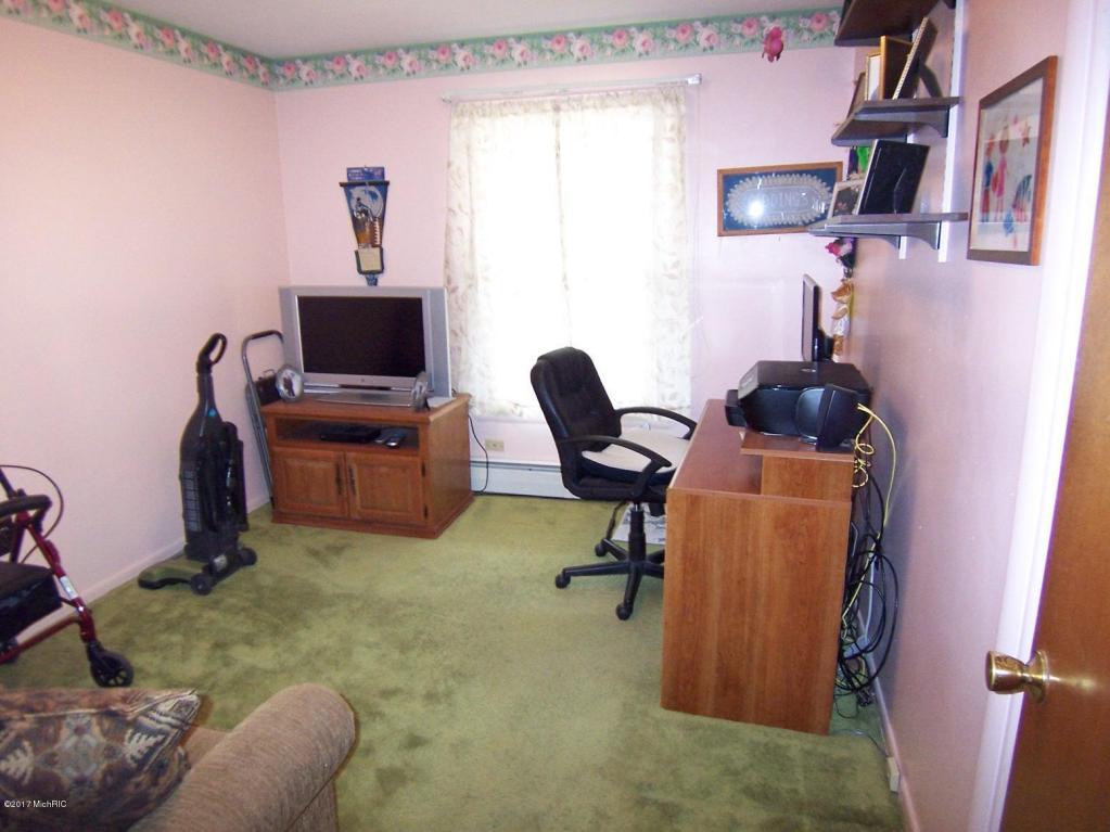 520 N Cedar St, Evart, MI 49631 photo 7