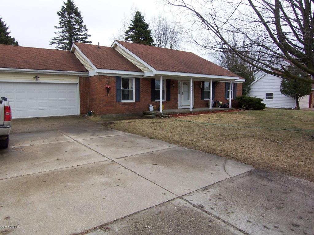 520 N Cedar St, Evart, MI 49631 photo 1