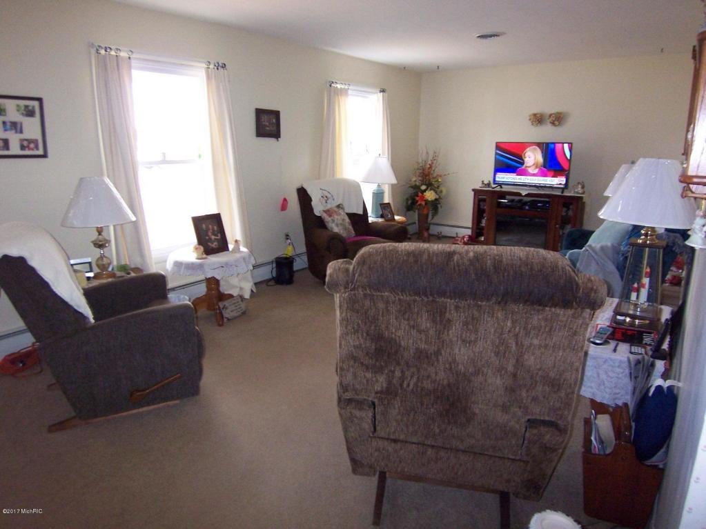 520 N Cedar St, Evart, MI 49631 photo 5