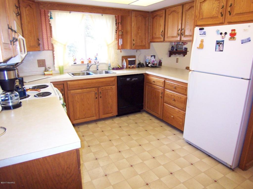 520 N Cedar St, Evart, MI 49631 photo 3