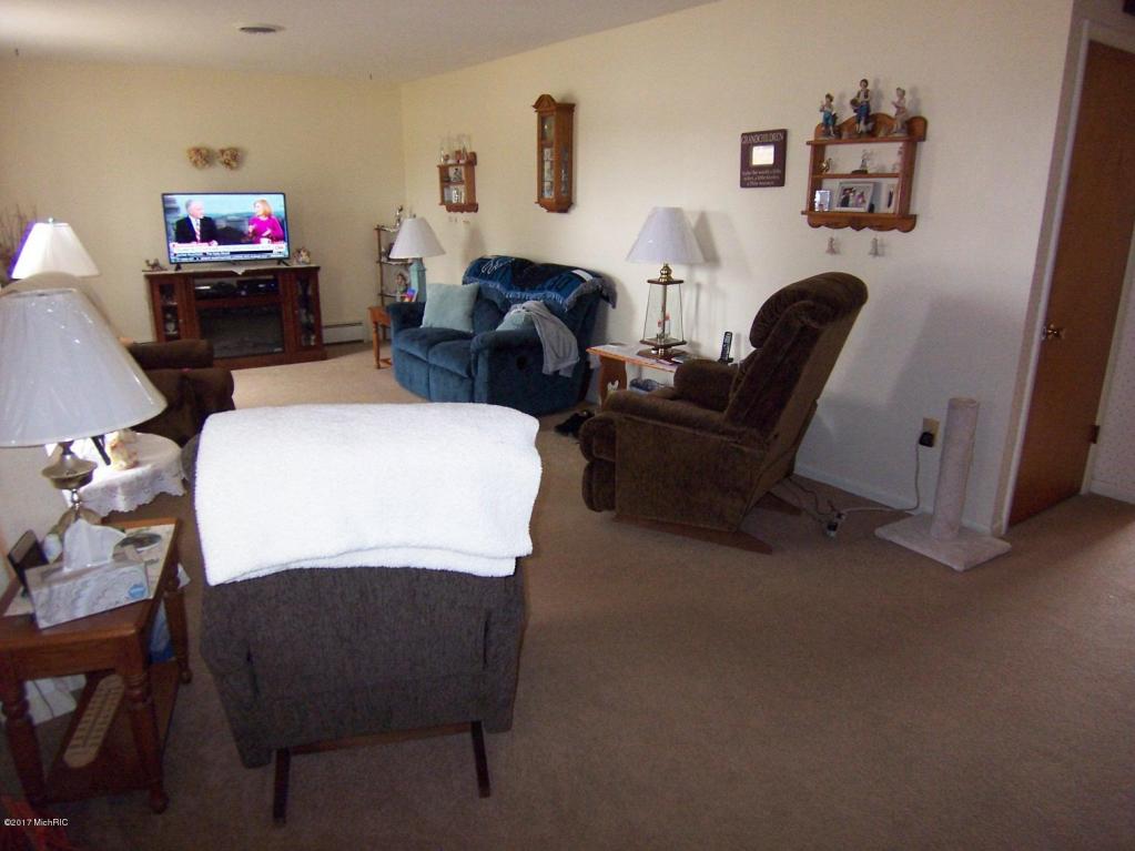 520 N Cedar St, Evart, MI 49631 photo 4