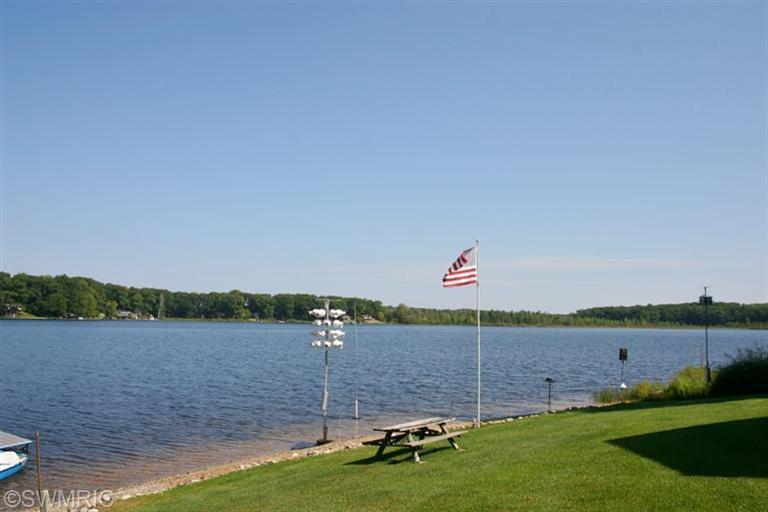 11368 E Point Dr, Delton, MI 49046 photo 6