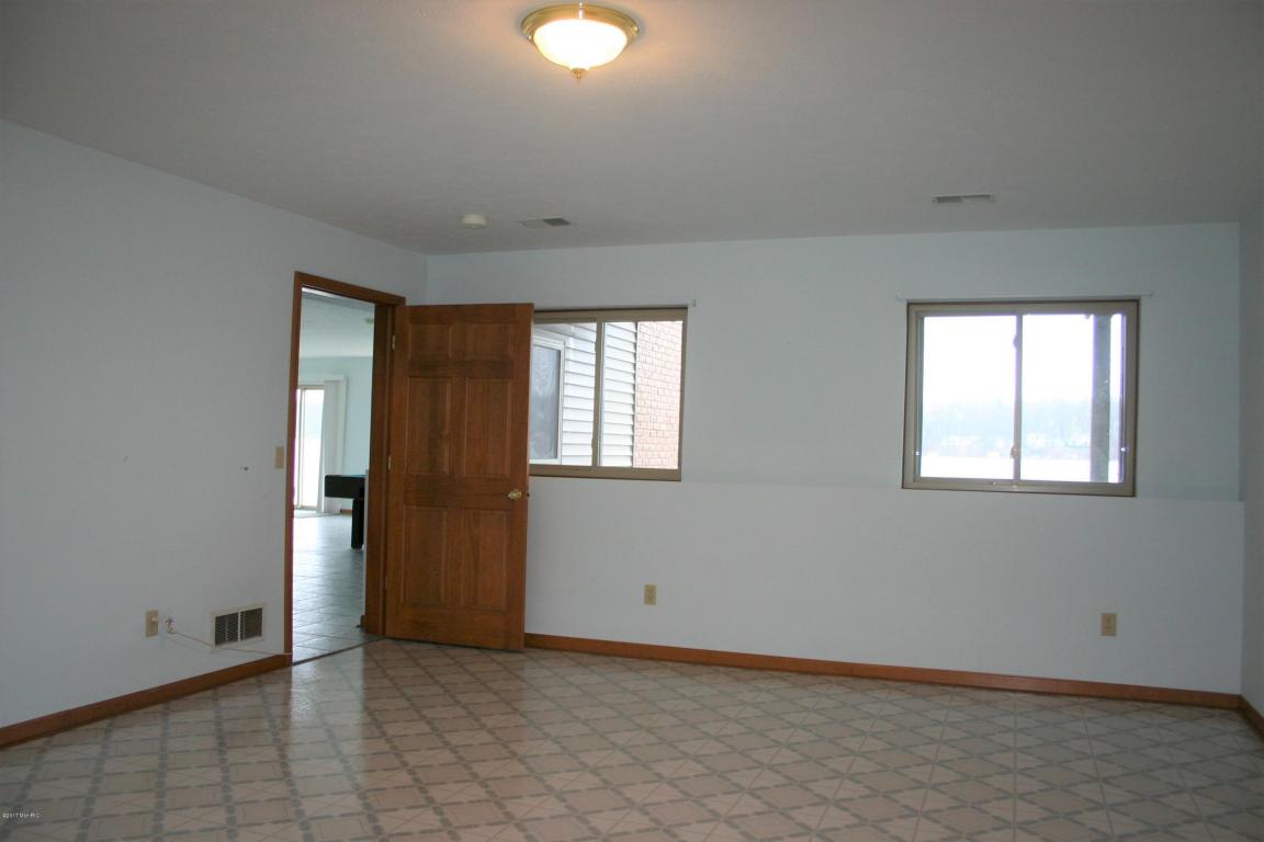 11368 E Point Dr, Delton, MI 49046 photo 39