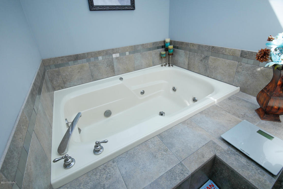 6418 Ormada Dr, Kalamazoo, MI 49048 photo 13