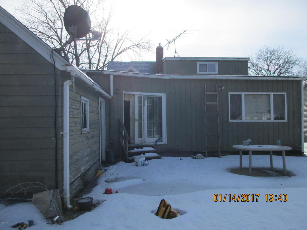 327 E Pine St, Fremont, MI 49412 photo 4