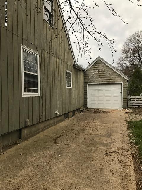 327 E Pine St, Fremont, MI 49412 photo 2