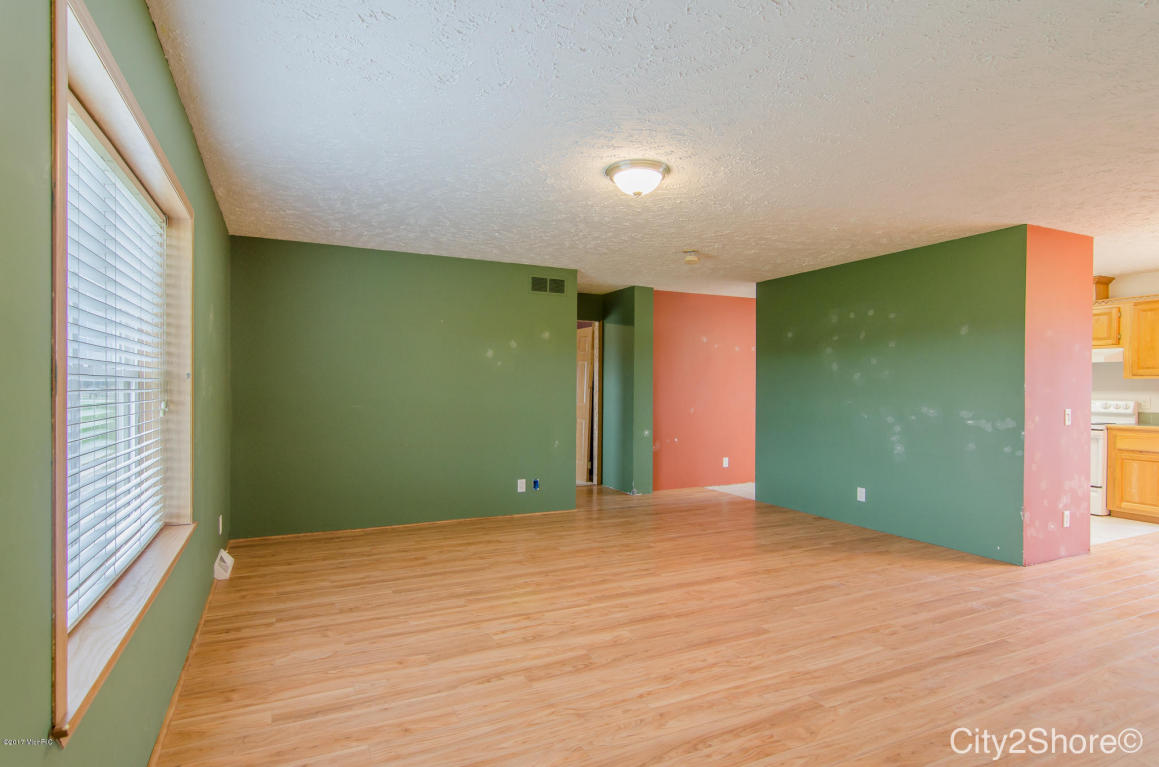 10283 Thompson Rd, Freeport, MI 49325 photo 4