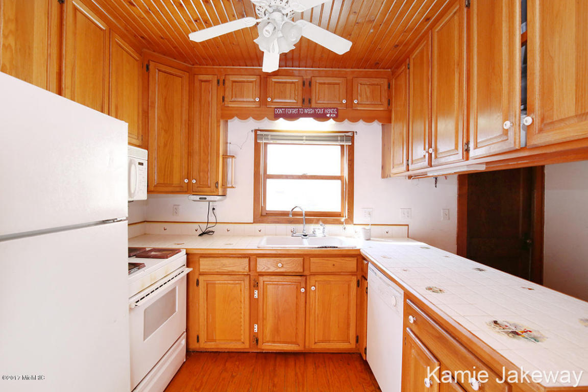 211 E Liberty St, Belding, MI 48809 photo 8
