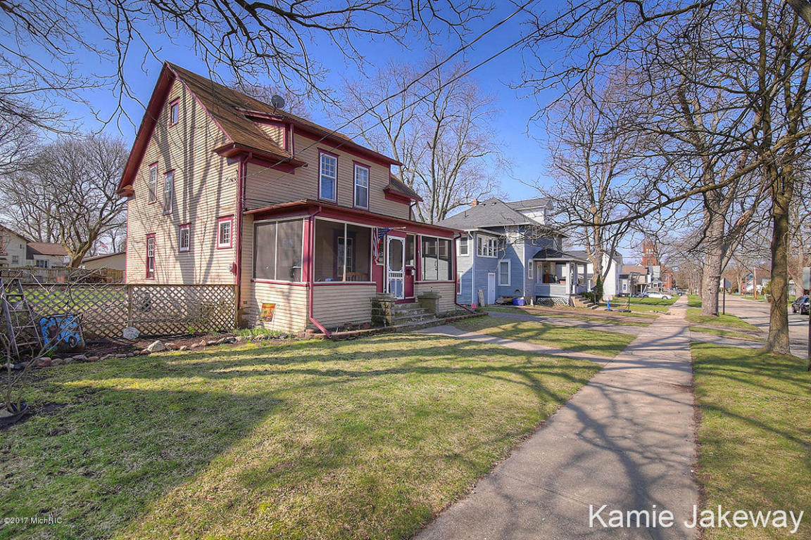 211 E Liberty St, Belding, MI 48809 photo 2