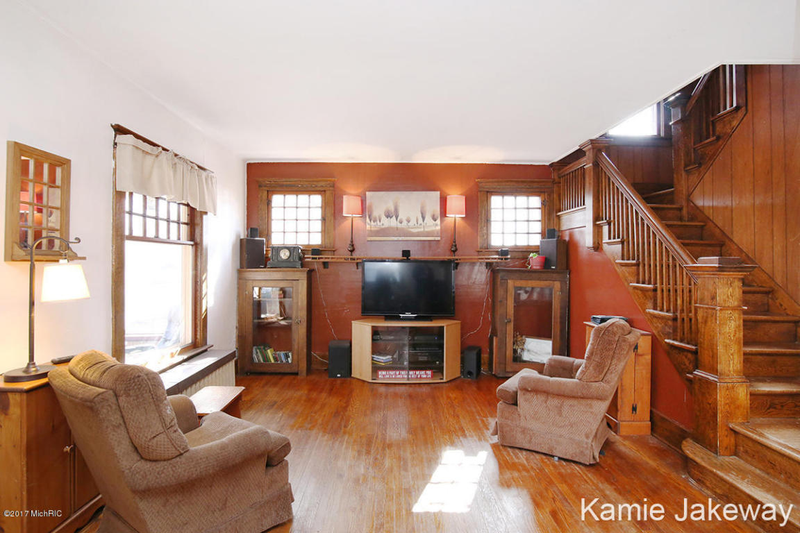 211 E Liberty St, Belding, MI 48809 photo 4