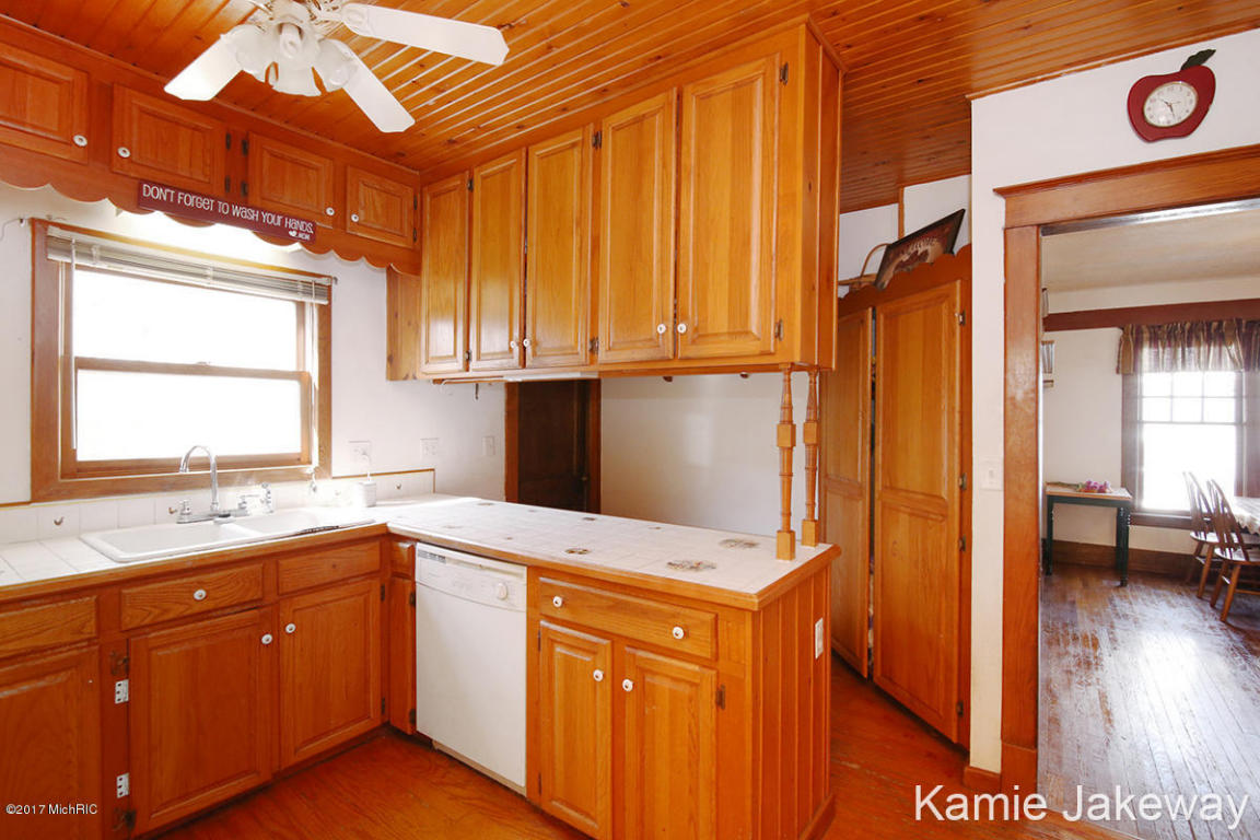211 E Liberty St, Belding, MI 48809 photo 9