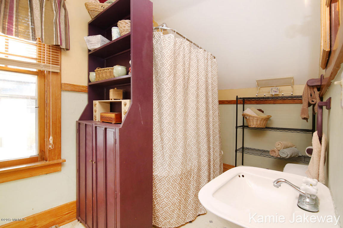 211 E Liberty St, Belding, MI 48809 photo 15