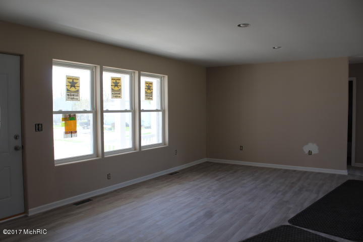 301 Arrowhead, Buchanan, MI 49107 photo 4