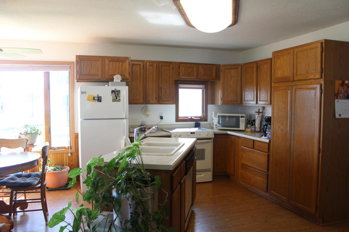 5609 Lake Dr, Crystal, MI 48818 photo 4